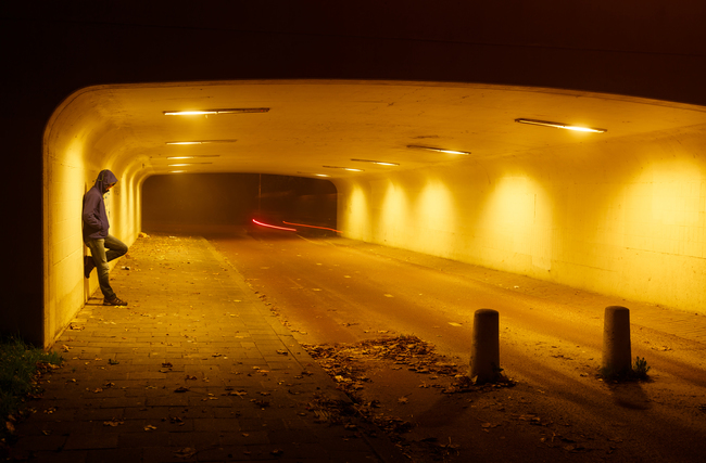 straatjongere heeft contact met MST therapeut in tunnel