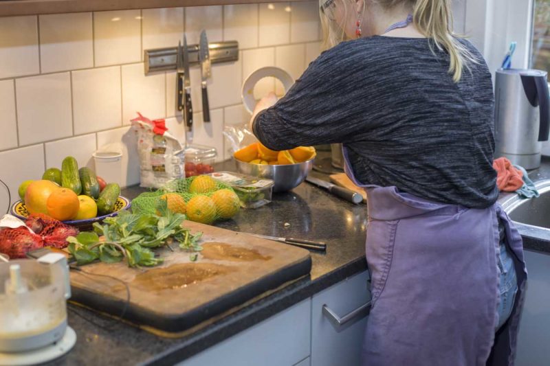 Na overwonnen eetstoornis koken en eten door jonge vrouw